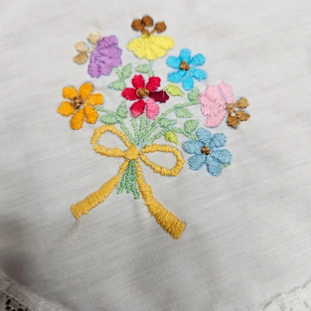 Hand Embroidered Floral Round Doily Scalloped Lace Tablecloth Cottage Grandma‎